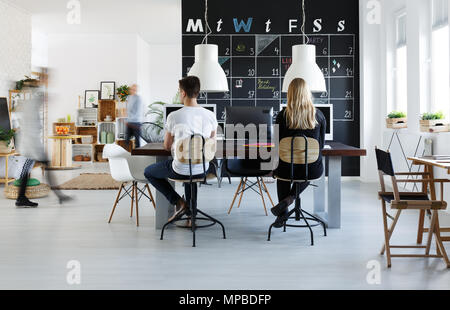 Moderno spazio coworking in bianco e nero per freelance Foto Stock