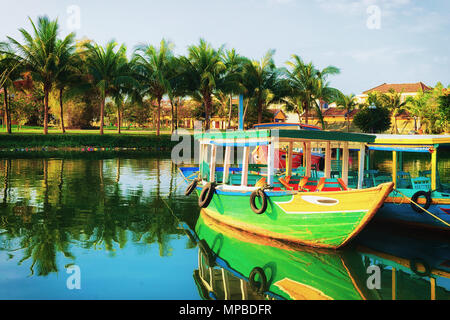 Imbarcazioni al terrapieno di Thu Bon River in Hoi An, Vietnam Foto Stock