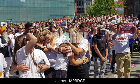 I membri del pubblico di osservare un minuto di silenzio in Cattedrale giardini, Manchester, durante la Manchester Arena Servizio nazionale di commemorazione alla Cattedrale di Manchester, segnando un anno poiché l'attacco su Manchester Arena. Foto Stock