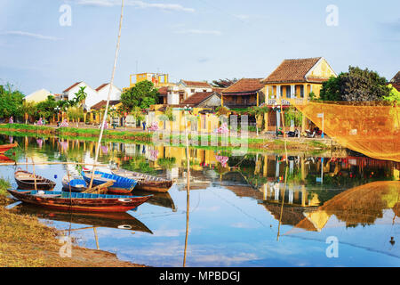 Barche in terrapieno di Thu Bon River in Hoi An, Vietnam Foto Stock