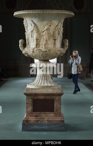 Il visitatore di fronte al vaso Medici (Medico nave) a partire dalla seconda metà del I secolo a.c. visualizzato nella Galleria degli Uffizi (Galleria degli Uffizi di Firenze, Toscana, Italia. Eroi greci consultando l'oracolo di Delfi prima di partire per la guerra di Troia sono illustrati nel cratere di marmo. Foto Stock