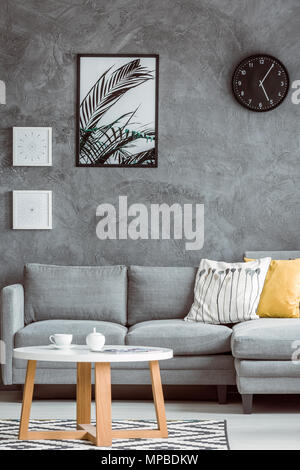 Divano grigio con cuscini di colore giallo su sfondo a tendina Foto stock -  Alamy