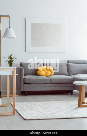 Divano grigio con cuscini di colore giallo su sfondo a tendina Foto stock -  Alamy