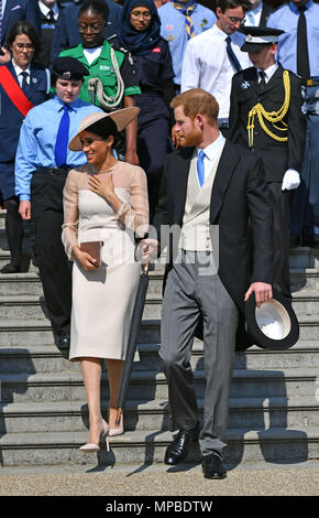 Il Duca e la Duchessa di Sussex ad una festa in giardino a Buckingham Palace di Londra che stanno frequentando come loro primo impegno reale come una coppia sposata. Foto Stock