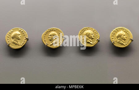 Merida, Spagna - Dicembre 20th, 2017: oro imperiale romana monete con il Busto di imperatore Vespasiano. Museo Nazionale di Arte Romana di Merida, Spagna Foto Stock