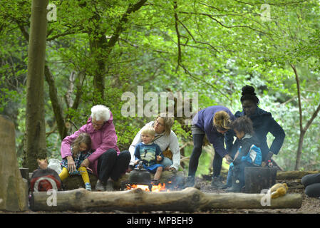 I bambini in una scuola della foresta - Natura Tots, nella foresta Friston, East Sussex. Foto Stock