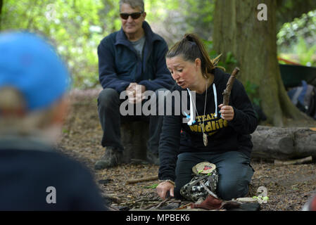 I bambini in una scuola della foresta - Natura Tots, nella foresta Friston, East Sussex. Foto Stock