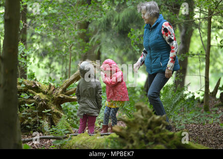 I bambini in una scuola della foresta - Natura Tots, nella foresta Friston, East Sussex. Foto Stock