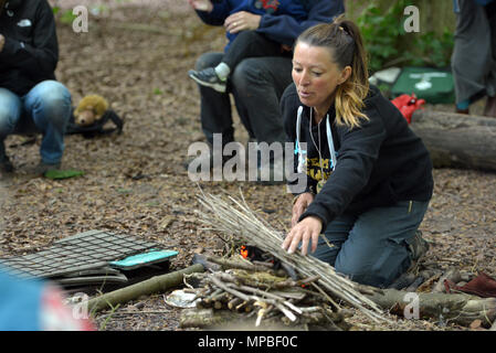 I bambini in una scuola della foresta - Natura Tots, nella foresta Friston, East Sussex. Foto Stock