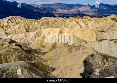 Golden Canyon - una torbida-giorno panoramica della laminazione di fango sulle colline di pietra, calanchi e canyon al Golden canyon del Parco Nazionale della Valle della Morte, CALIFORNIA, STATI UNITI D'AMERICA Foto Stock