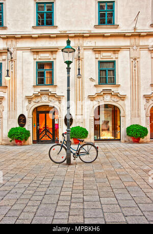 Vienna, Austria - 31 agosto 2013: in bicicletta in piazza del Duomo di Santo Stefano a Vienna, Austria. Foto Stock