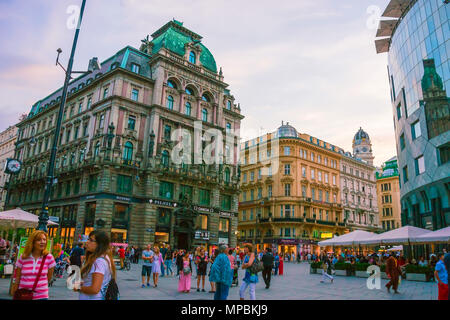 Vienna, Austria - 31 agosto 2013: la gente a piedi la città vecchia di Vienna vicino a St Stephen cattedrale, Austria. Foto Stock