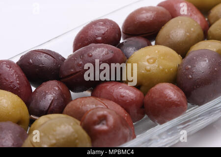 Olive marinate in un piatto di vetro Foto Stock