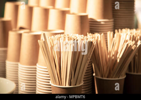 Tazze da caffè impilate in un palo di messa a fuoco selezionata Foto Stock