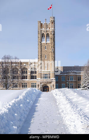 Università di Western Ontario University College di costruzione presso la Western University dopo un pesante nevicata invernale, London, Ontario, Canada. Foto Stock