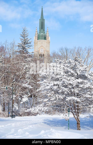 University of Western Ontario, Middlesex College Building Tower presso la Western University dopo una pesante nevicata invernale, London, Ontario, Canada Snow. Foto Stock