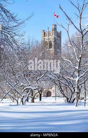 Università di Western Ontario University College di costruzione presso la Western University dopo un pesante nevicata invernale, London, Ontario, Canada. Foto Stock