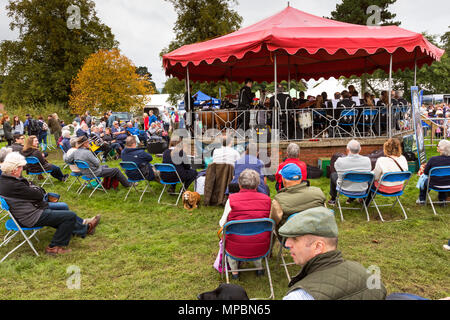 Bandstand e gli spettatori a Stokesley mostrano, North Yorkshire, Inghilterra, Regno Unito Foto Stock