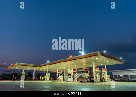 Si Racha, Chonburi /Thailandia - Aprile 18, 2018: stazione di rifornimento Shell blu sullo sfondo del cielo durante il tramonto. Royal Dutch Shell ha venduto il suo guscio australiano retail Foto Stock