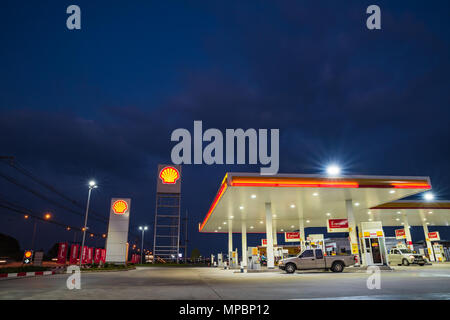 Si Racha, Chonburi /Thailandia - Aprile 18, 2018: stazione di rifornimento Shell blu sullo sfondo del cielo durante il tramonto. Royal Dutch Shell ha venduto il suo guscio australiano retail Foto Stock