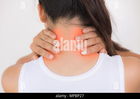 Closeup donna collo e dolore alla spalla e del pregiudizio. Medico e sanitario concetto. Foto Stock