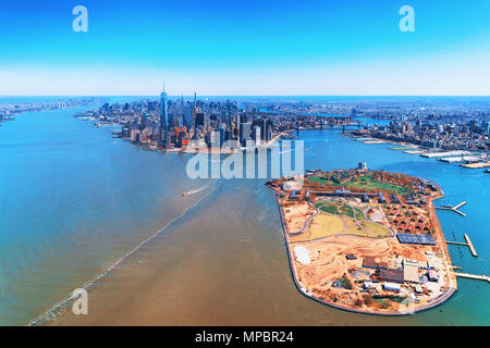 Vista aerea sulla Governors Island e Manhattan in primo piano, New York, Stati Uniti d'America. Situato nella parte superiore del New York Bay, Governors Island è la casa storica Foto Stock