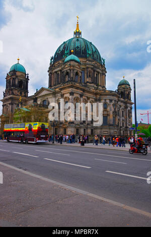 Berlino, Germania - 29 Aprile 2013: Street presso la cattedrale Berliner Dom a Berlino della Germania Foto Stock
