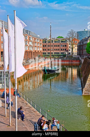 Dusseldorf, Germania - 3 Maggio 2013: barca al porto di Düsseldorf in Germania. I turisti nelle vicinanze. Foto Stock