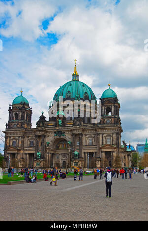 Berlino, Germania - 29 Aprile 2013: persone alla cattedrale Berliner Dom a Berlino della Germania Foto Stock