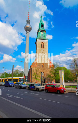 Berlino, Germania - 29 Aprile 2013: la torre della televisione e Marienkirche Chiesa a Berlino, Germania Foto Stock
