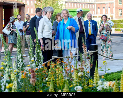 Foto deve essere accreditato ©Alpha premere 079965 21/05/2018 Theresa Maggio con sue Biggs, Direttore Generale di RHS della RHS Chelsea Flower Show 2018 tenutosi presso il Royal Hospital Chelsea a Londra Foto Stock