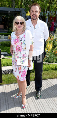 Foto deve essere accreditato ©Alpha premere 079965 21/05/2018 Elaine Paige e Dave Clark della RHS Chelsea Flower Show 2018 tenutosi presso il Royal Hospital Chelsea a Londra Foto Stock