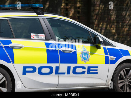 Auto della Polizia dalla Polizia del Sussex su una strada nel West Sussex, in Inghilterra, Regno Unito. Foto Stock
