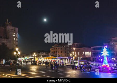 Venezia, Italia - 02 gennaio 2018: vista notturna del ponte degli Scalzi e terminale in barca Foto Stock