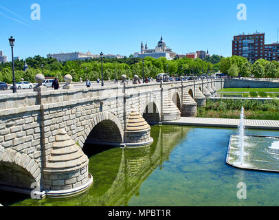 Puente de Segovia ponte che attraversa i giardini di Madrid Rio alla giornata di primavera con la cattedrale di Almudena e il Palazzo Reale in background. Madrid. Foto Stock