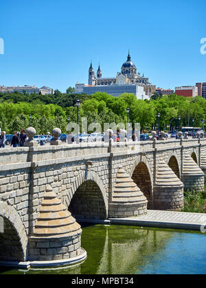 Puente de Segovia ponte che attraversa i giardini di Madrid Rio alla giornata di primavera con la cattedrale di Almudena e il Palazzo Reale in background. Madrid. Foto Stock