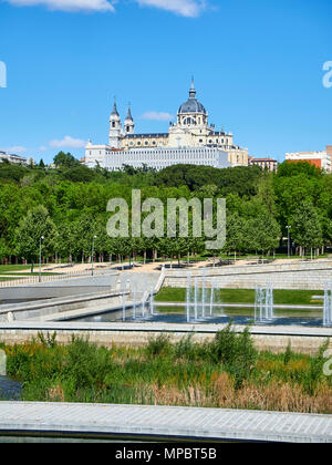 Spazi verdi di Madrid Rio alla giornata di primavera con la cattedrale di Almudena in background. Madrid, Spagna. Foto Stock
