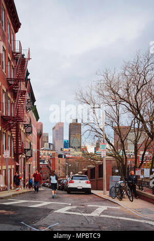 Boston, Stati Uniti d'America - 28 Aprile 2015: Snow Hill Street e il North End quartiere di Boston, MA, USA. Foto Stock