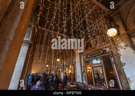 Venezia, Italia - 02 gennaio 2018: le luci di Natale su Florian coffee shop. Il Florian è un caffè storico in piazza San Marco. Foto Stock