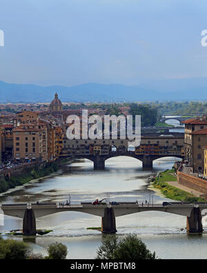 Firenze Italia il fiume Arno e molti punti comprendente anche il vecchio ponte monumento simbolo della città italiana nella regione Toscana Foto Stock