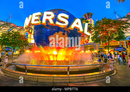 Singapore - 2 Maggio 2018: Sentosa Universal Studios globo di notte con luci di colore arancione. Universal Studios di Singapore è il sud est asiatico il primo film di Hollywood theme park. Popolare attrazione turistica. Foto Stock