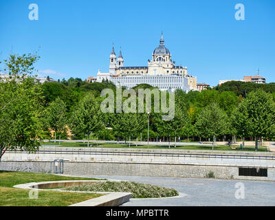 Per coloro che godono di una giornata di primavera in spazi verdi di Madrid Rio con la cattedrale di Almudena in background. Madrid, Spagna. Foto Stock