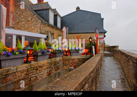 Vista di Mont Saint Michel e il castello di isola alla regione della Normandia di Manche dipartimento in Francia. Foto Stock