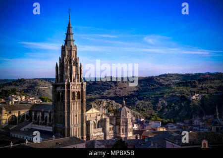 Panoramica vista aerea alla cattedrale di Toledo del campanile del gesuita San Ildefonso Chiesa a Toledo, Spagna Foto Stock