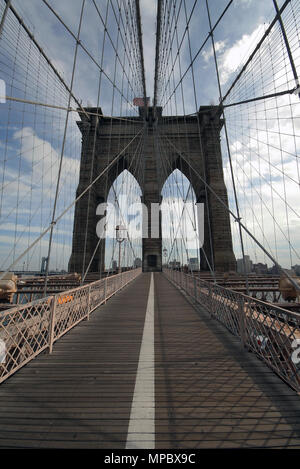 New York,USA-ottobre 23,2014:ponte di Brooklyn senza la gente, il Ponte di Brooklyn è un ponte di sospensione nella città di New York negli Stati Uniti. Ella goe Foto Stock