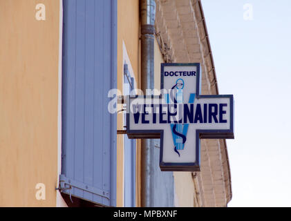 Paris , Francia-settembre 7, 2015: segno di un veterinario francese su una parete a Parigi Foto Stock