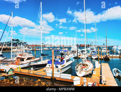 Il molo del Long Wharf con Custom House di blocco e barche a vela in Charles River di Boston, Massachusetts, Stati Uniti. Foto Stock