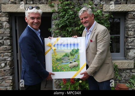 A Chelsea, Londra, Regno Unito. 21 Maggio, 2018. Phillip Schofield essendo presentato con una foto di Mark Gregory sulla Benvenuti al giardino dello Yorkshire at Chelsea Flower Show 2018, progettato da Marco Gregorio per Landformconsultants.co.uk Credit: Jenny Lilly/Alamy Live News Foto Stock