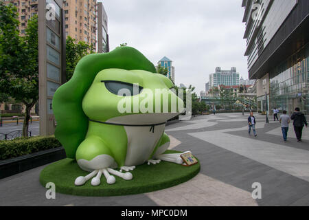 22 maggio 2018 - Shanghai Shanghai in Cina - Shanghai, Cina-22 Maggio 2018: il 'viaggio' Rana mostra è tenuto presso un centro commerciale per lo shopping di Shanghai, Cina, Maggio 22nd, 2018. Il giapponese di telefonia mobile game 'viaggio' Rana entra ufficialmente in Cina nel mese di maggio. Nel gioco, i giocatori possono acquistare prodotti alimentari e articoli per una rana a casa e inviarlo per nuovi viaggi. (Credito Immagine: © SIPA Asia via ZUMA filo) Foto Stock