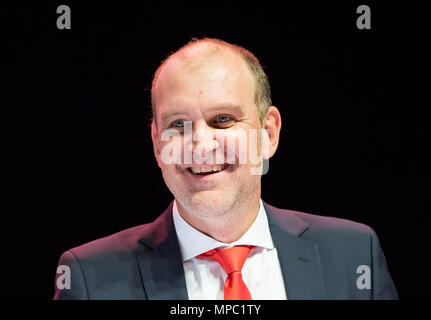 Archiviato - 26 settembre 2016, Germania, Colonia: Colonia dell ex direttore sportivo, Jörg Schmadtke, sorridente durante la riunione generale del 1. FC Colonia in Lanxess Arena. Secondo il quotidiano Bild, egli è diventato il direttore della Gestione Sportiva del team di Bundesliga VfL Wolfsburg. Secondo le relazioni della Carta il 22 maggio 2018, l'54-anno-vecchio è di assumere la sua posizione il 1 luglio 2018. Foto: Maja Hitij/dpa Foto Stock